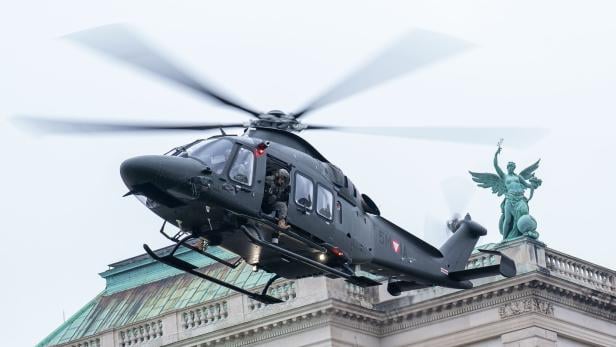 NATIONALFEIERTAG: ANLANDUNG AW169 "LION" HUBSCHRAUBER