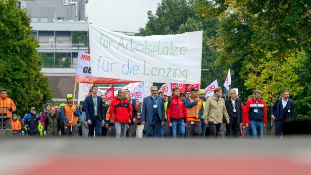 MÖGLICHER LENZING-STELLENABBAU - BETRIEBSVERSAMMLUNG AM TAG DER AUFSICHTSRATSSITZUNG MÖGLICHER LENZING-STELLENABBAU - BETRIEBSVERSAMMLUNG AM TAG DER AUFSICHTSRATSSITZUNG