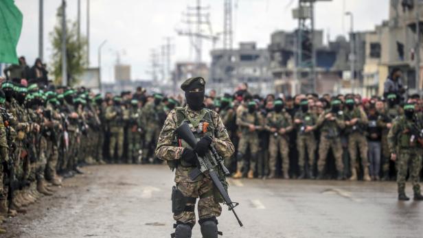 Ein Kämpfer der Al-Qassam-Brigaden der Hamas bei der Übergabe von drei israelischen Geiseln  am 22. Februar 2025.