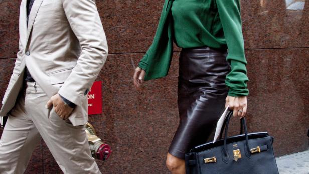 A couple well dressed walking in New York zwei Personen in Business-Outfit spazieren zur Arbeit