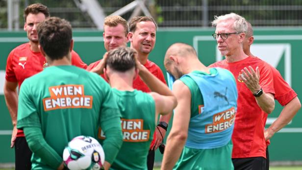 Rapid-Trainer Stöger (r.) und sein Team