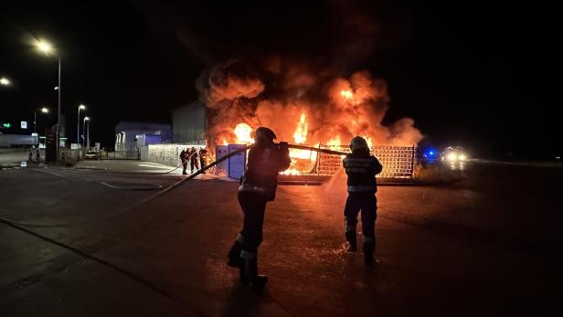 Feuerwehr Himberg löscht Brand auf Firmengelände im August 2024