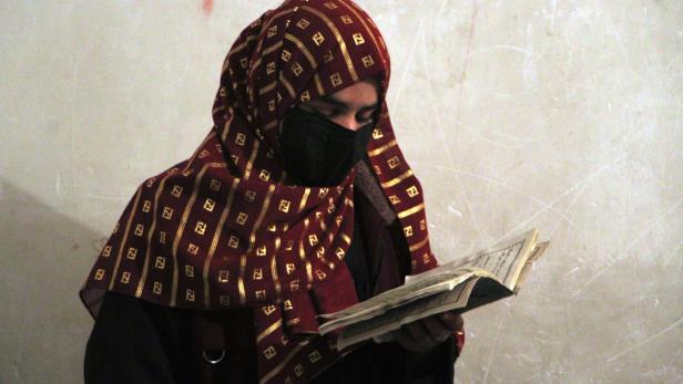 Afghan girls learn the Koran in Kandahar during Ramadan Afghan girls learn the Koran in Kandahar during Ramadan