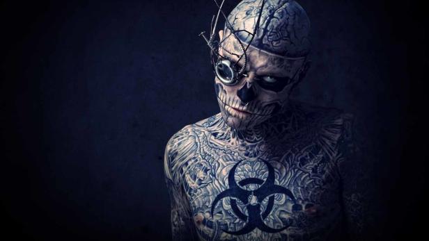 Schwarze Augenhöhlen, schwarze Nase, offenes Gehirn: Zombie Boy.