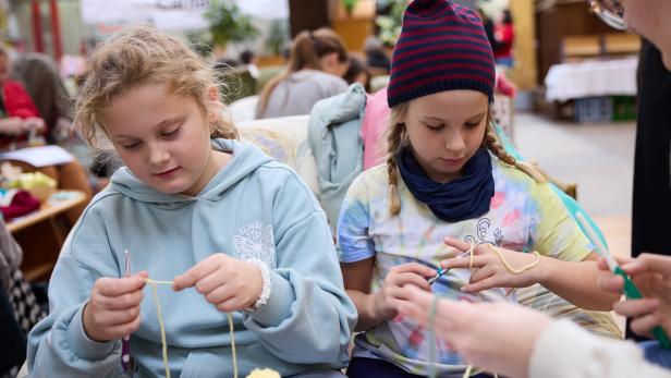 Caritas - häkeln gegen Armut Zwei häkelnde Mädchen im Carla Mittersteig.