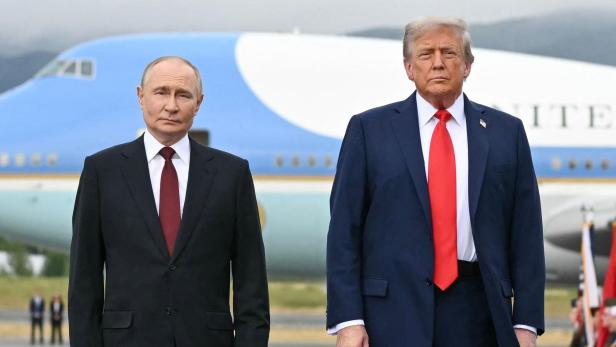 FILES-US-RUSSIA-UKRAINE-CONFLICT-TRUMP-PUTIN Trump und Putin vor der Air Force one