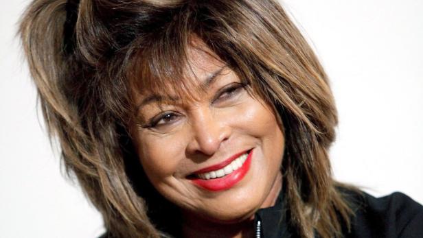 Tina Turner will Schweizerin werden Das schlossähnliche Anwesen der "Queen of Rock'n'Roll" und ihres 16 Jahre jüngeren Ehemanns in Küsnacht wurde wegen des großen Andrangs von Schaulustigen und Fotografen von der Polizei abgeriegelt.