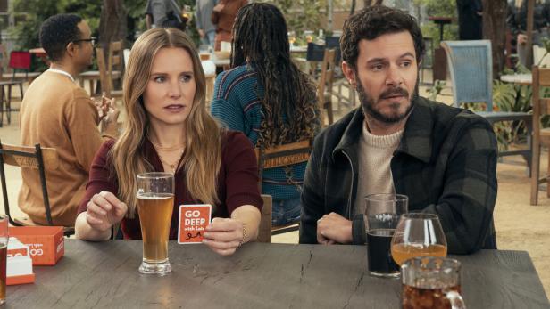 Kristen Bell und Adam Brody sitzen an einem Tisch.
