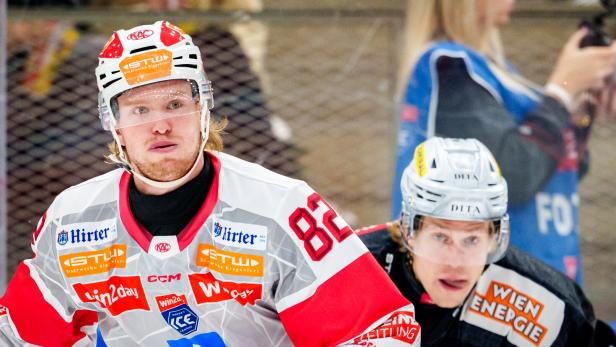 Die Eishockey-Spieler Nickl und Lanzinger im Zweikampf.