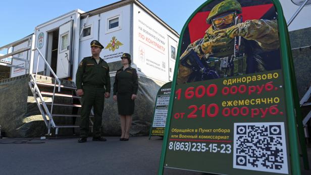 Russian military exhibit captured Ukrainian weaponry in Rostov-?n-Don Mobile russische Rekrutierungsstation in Rostow am Don im September 2024.