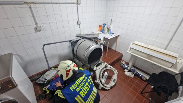 46-219529397 Ein Mädchen kletterte in Mödling in einen Wäschetrockner und konnte sich nicht mehr selbst befreien.