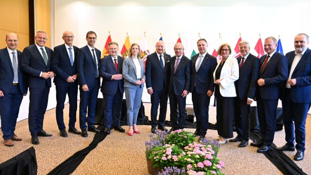 LANDESHAUPTLEUTEKONFERENZ IN LEOGANG/ GRUPPENBILD MIT REGIERUNG LANDESHAUPTLEUTEKONFERENZ IN LEOGANG/ GRUPPENBILD MIT REGIERUNG