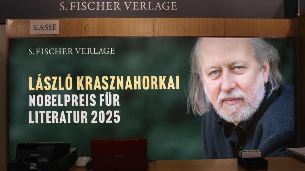 GERMANY-LITERATURE-FRANKFURT-BOOK-FAIR-NOBEL Am S. Fischer Verlagsstand wird László Krasznahorkai als Nobelpreisträger für Literatur 2025 angekündigt.