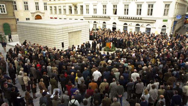 46-3825790 Eine große Menschenmenge versammelt sich vor einem Gebäude und einem Denkmal für eine Rede.