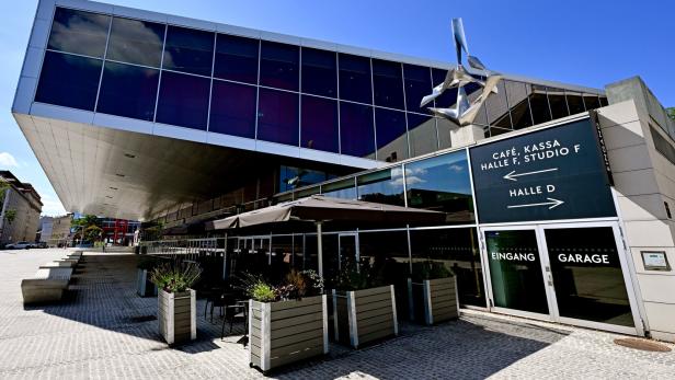 ++ THEMENBILD ++ EUROVISION SONG CONTEST (ESC) 2026: WIENER STADTHALLE Ein modernes Gebäude mit Café, Kassa und Hallenhinweisen unter einer abstrakten Skulptur.