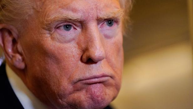 U.S. President Trump speaks to members of the media as he flies from Florida to Washington Ein älterer Mann mit ernster Miene und blonden Haaren schaut nachdenklich nach vorne.