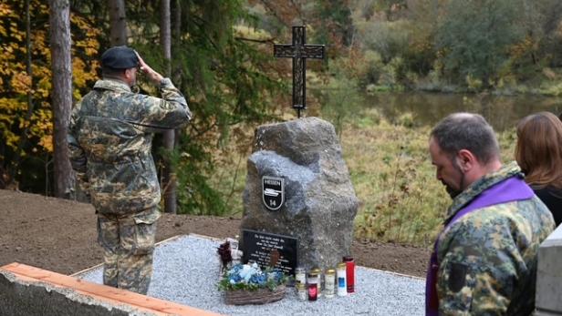 Gedenkstätte mit Soldaten