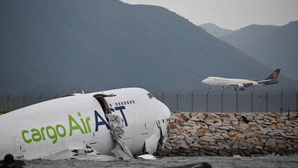 TOPSHOT-HONG KONG-CHINA-AVIATION-ACCIDENT TOPSHOT-HONG KONG-CHINA-AVIATION-ACCIDENT