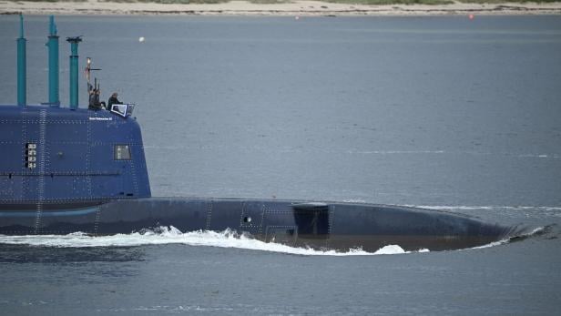 Ein U-Boot von TKMS im Kieler Fjord. Ein U-Boot von TKMS im Kieler Fjord.