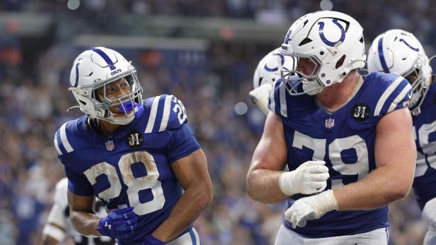 FBN-SPO-LAS-VEGAS-RAIDERS-V-INDIANAPOLIS-COLTS-NFL-2025 Raimann feiert mit Taylor