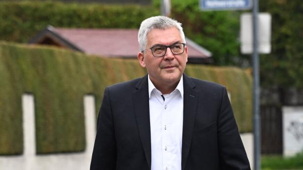 Landesrat Schwaiger auf einem Gehweg