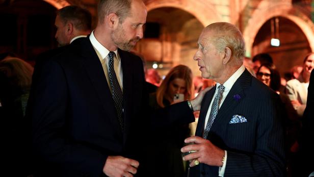 Prinz William und König Charles König Charles und Prinz William unterhalten sich bei einer Veranstaltung.