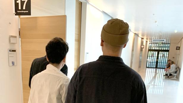 Jugendlicher mit Begleitung auf dem Weg in Gerichtssaal