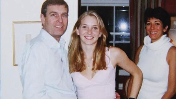 FILES-US-AUSTRALIA-SUICIDE-GIUFFRE-CRIME-EPSTEIN Prinz Andrew mit Virginia Giuffre. Im Hintergrund zu sehen ist Ghislaine Maxwell.