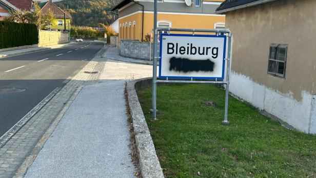 Ortstafel von Bleiburg, von unbekannten Tätern beschmiert