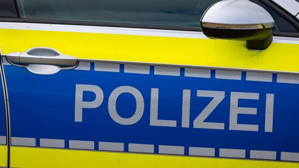 GERMANY-PORTUGAL-POLICE-INVESTIGATION-CHILDREN Ein blau-gelbes Polizeiauto mit der Aufschrift „Polizei“ an der Tür.