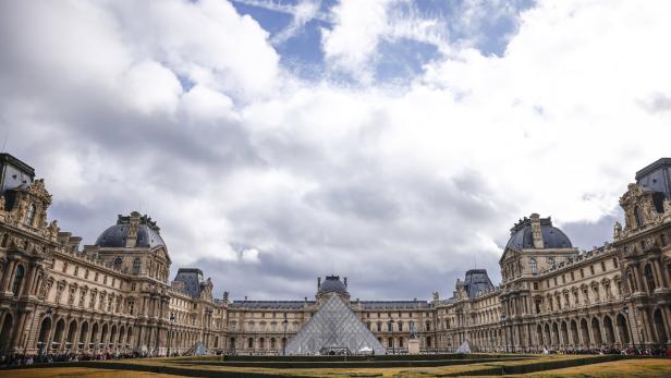 Louvre museum remains closed after robbery in Paris Louvre museum remains closed after robbery in Paris
