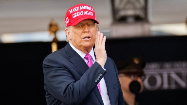 FILE PHOTO: President Donald Trump is shown at West Point Military Academy, New York Donald Trump mit roter "Make America Great Again"-Kappe winkt mit erhobener Hand.