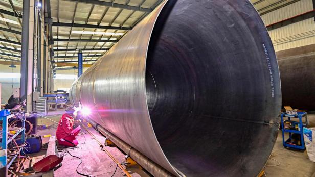 CHINA-ECONOMY Ein riesiges Metallbauteil wird verschweisst.
