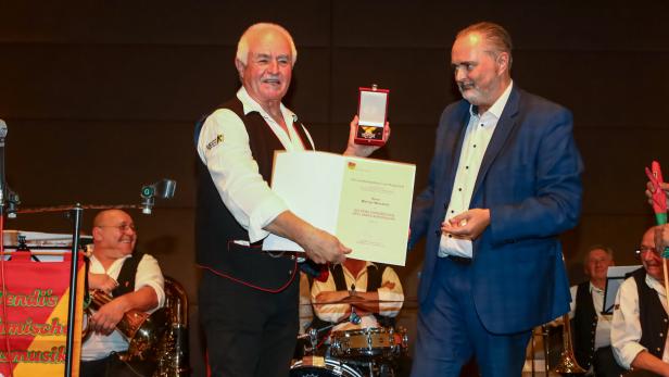 46-219586621 Landeshauptmann Doskozil überreicht Werner Wendelin das Goldene Ehrenzeichen