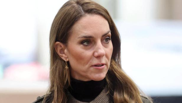 Prinzessin Kate Prinzessin Kate hält ein Glas Bier und gestikuliert während eines Gesprächs.