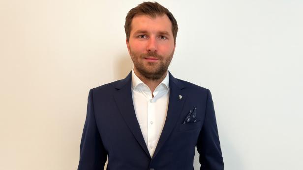 Ein Mann im Anzug 