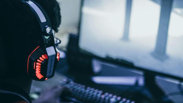 D'Uwan Morgan spielte nichtsahnend vor seiner Konsole und zockte ein Spiel, als er durch das Fenster von einer Kugel getroffen wurde. Jugendlicher vor PC