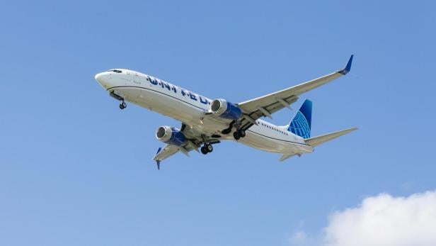 Flugzeug Weiß-blaues Flugzeug der Fluglinie United