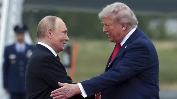 US President Trump, Russian President Putin meet in Alaska US-Präsident Donald Trump (rechts) begrüßt den russischen Präsidenten Wladimir Putin bei deren Treffen im August in Alaska.