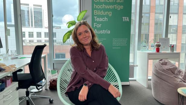 46-219255726 Die Mitarbeiterin von Teach For Austria an ihrem Arbeitsplatz