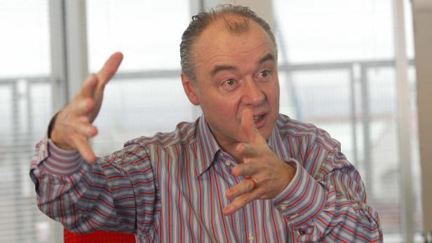 Manager gestikuliert in Interview