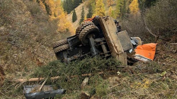 ++ HANDOUT ++ TIROL: RADBAGGER STÜRZTE IN OSTTIROL 100 METER ÜBER STEILES GELÄNDE AB ++ HANDOUT ++ TIROL: RADBAGGER STÜRZTE IN OSTTIROL 100 METER ÜBER STEILES GELÄNDE AB