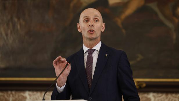 Finanzlandesrat Ehrenhöfer am Rednerpult im Landtag Steiermark