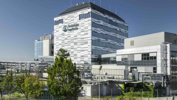Mehrstöckiges Gebäude mit weiß-grauer Fassade und Schriftzug 'Deutsches Elektronen-Synchrotron' bei klarem Himmel. Mehrstöckiges Gebäude mit weiß-grauer Fassade und Schriftzug 'Deutsches Elektronen-Synchrotron' bei klarem Himmel.
