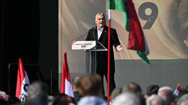 Ministerpräsident Viktor Orbán beim Nationalfeiertag 2024 vor dem ungarischen Parlament in Budapest. Ministerpräsident Viktor Orbán beim Nationalfeiertag 2024 vor dem ungarischen Parlament in Budapest.