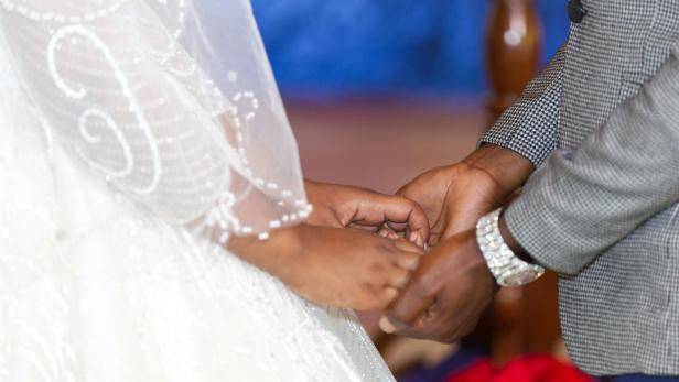 Weil sie sich in einem auf TikTok veröffentlichten Video geküsst hatten, müssen ein Mann und eine Frau in Nigeria nun heiraten. Hochzeitspaar hält Händchen