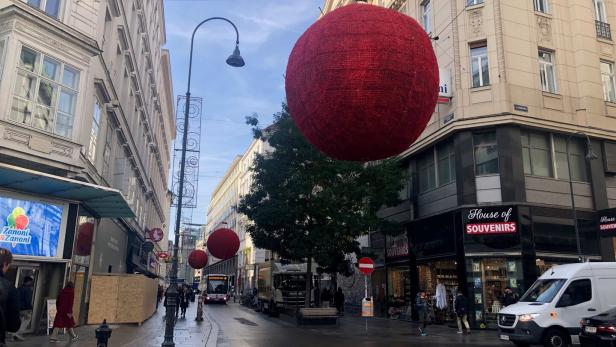 46-219609274 In der Rotenturmstraße hängt die Weihnachtsbeleuchtung bereits