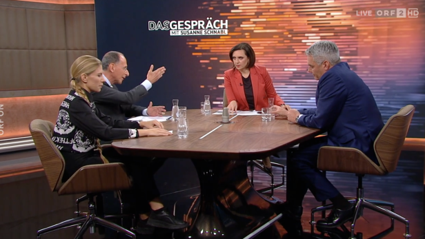 Diskussionsrunde im Studio