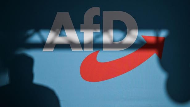 ++ ARCHIVBILD ++ AfD Parteilogo Auf blauem Grund steht "AfD" mit einem roten Pfeil nach oben, teilweise im Schatten.