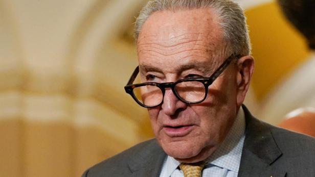 Chuck Schumer mit Brille und Anzug, eine kleine US-Flagge am Revers.